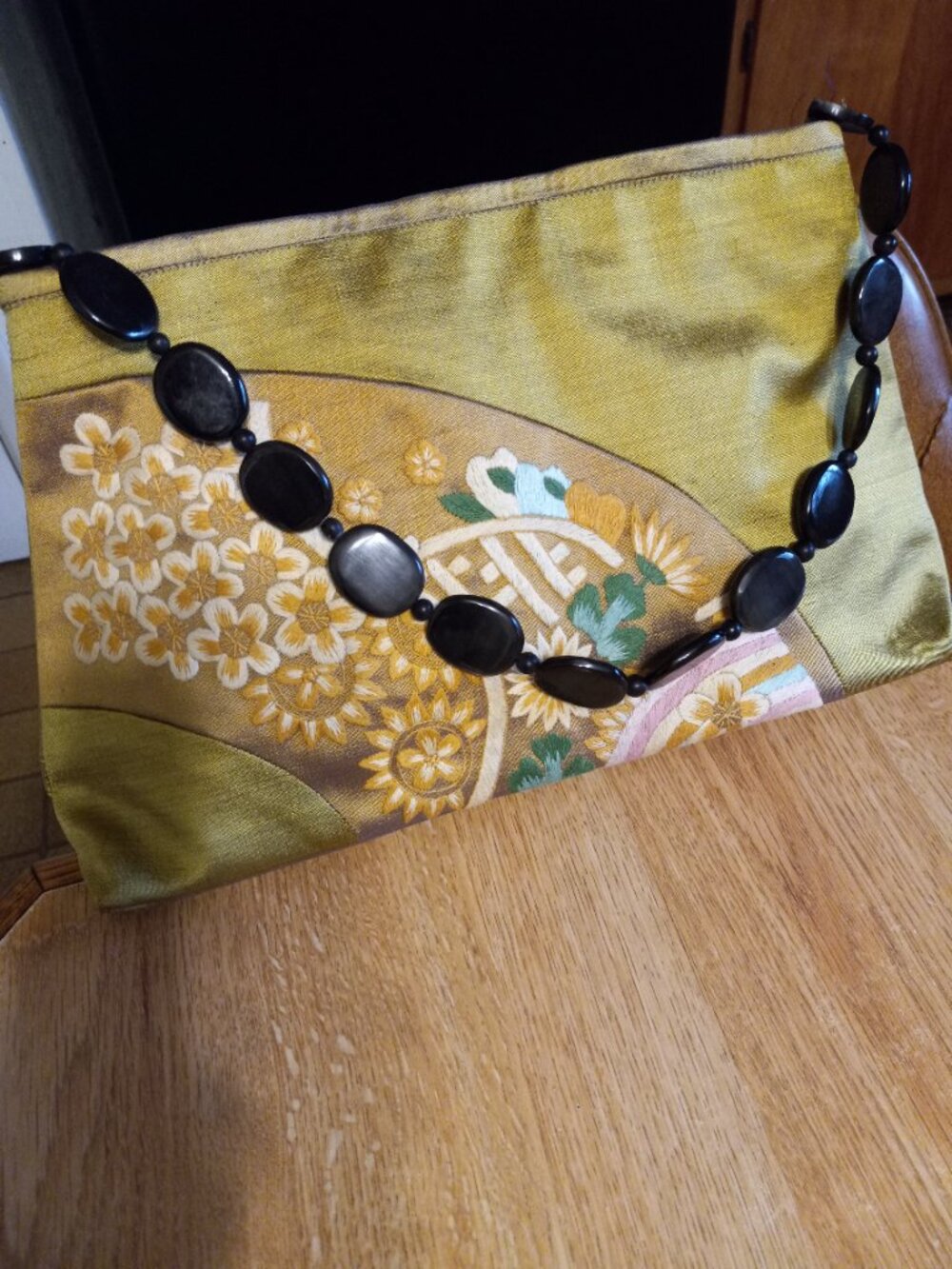 VINTAGE EMBROIDERD FABRIC PURSE w FANCY LUCITE or BAKELTE HANDLE